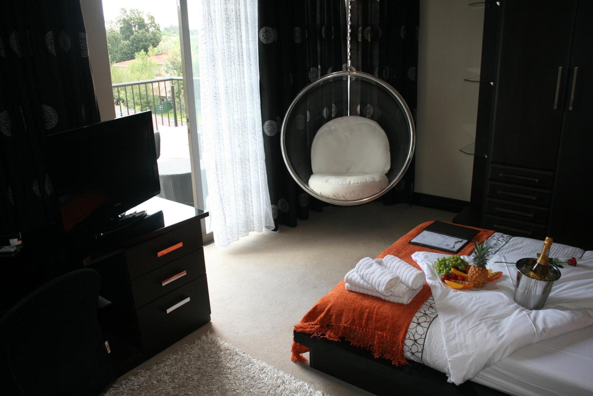 Africa Paradise - Or Tambo Airport Boutique Hotel Бенони Экстерьер фото